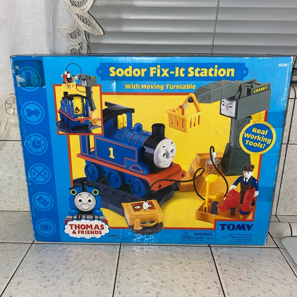 Thomas the train Sodor Fix-It Station with Moving Turntable NEW